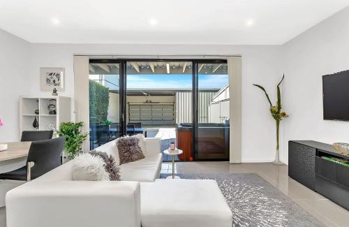 Woodville House | Luxurious Living in St Clair with Spa and Balcony