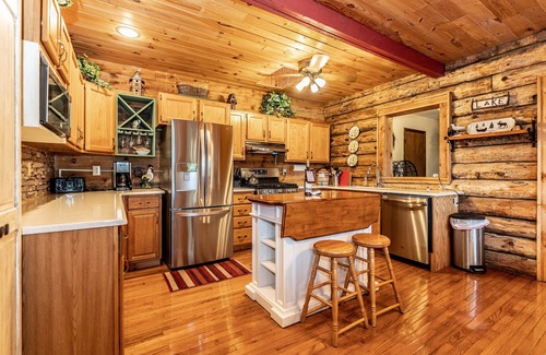 Hammondsport Cabin | Luxurious Log Cabin in Woods on Keuka Lake w Prvt Dock & Lake Front