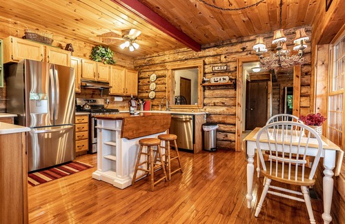 Hammondsport Cabin | Luxurious Log Cabin in Woods on Keuka Lake w Prvt Dock & Lake Front