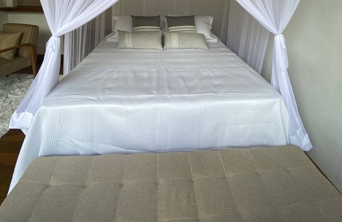 Itamonte House | Luxurious master suite amidst lush nature in the Mantiqueira mountains