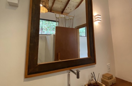 Itamonte House | Luxurious master suite amidst lush nature in the Mantiqueira mountains