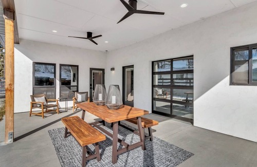 Star House | Luxurious, Modern 1 King Bed Downtown Star Studio