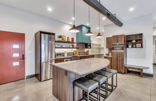 Star House | Luxurious, Modern 2 Bed Downtown Star Studio