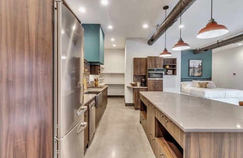 Star House | Luxurious, Modern 2 Bed Downtown Star Studio