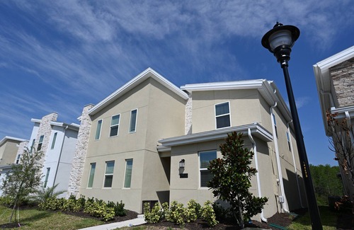 Kissimmee House | Luxurious Modern 9 Bed Pool Home w/2 Masters, 8 Kings Amazing Games Rm Lake View. Nr Theme Parks