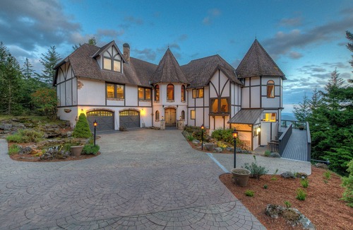 Eastsound Apartment | Luxurious Mountaintop Retreat with Stunning Views