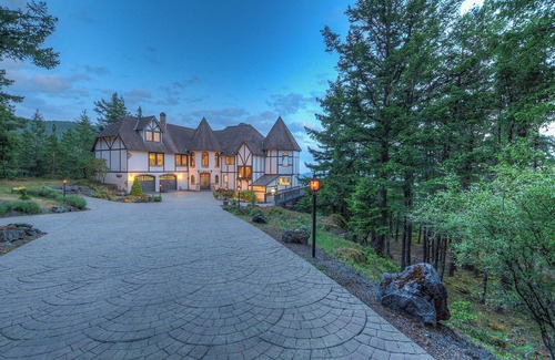 Eastsound Apartment | Luxurious Mountaintop Retreat with Stunning Views