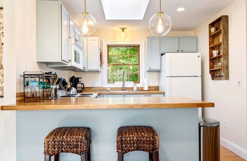 South Portland Apartment | Luxurious New 1 Br/1Ba Apartment with Workspace, Private Garage, W/D