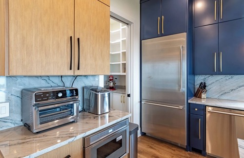 Comanche Trail House | Luxurious new build with gorgeous views of lake Travis & 30 min from Downtown!