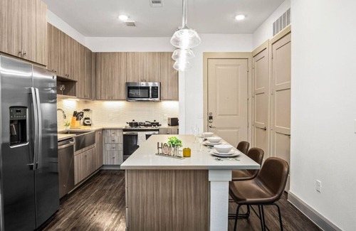 West Oak Hill Apartment | Luxurious New Unit|1Bd1Ba|Pool Golf Sim