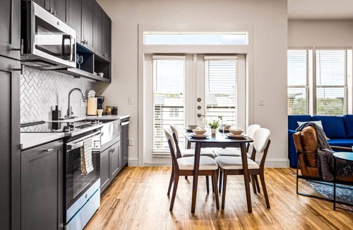 West Oak Hill Apartment | Luxurious New Unit|1Bd1Ba|Pool, Golf Sim