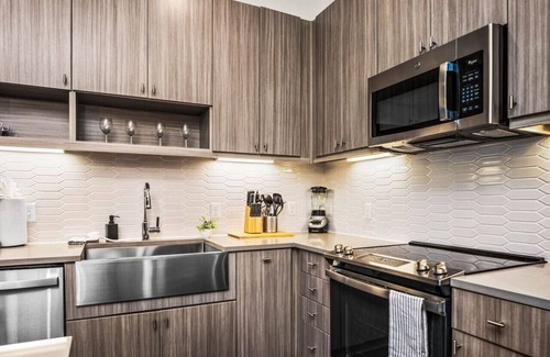 West Oak Hill Apartment | Luxurious New Unit|1Bd1Ba|Pool, Golf Sim