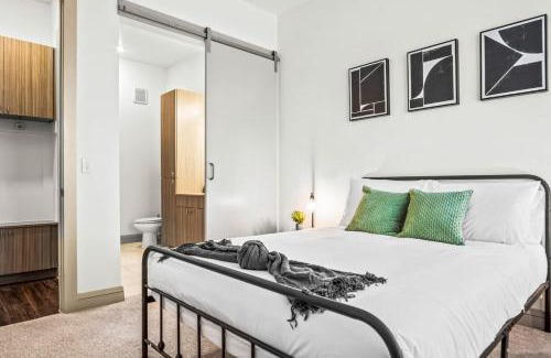 West Oak Hill Apartment | Luxurious New Unit 1Bd1BaPool, Golf Sim