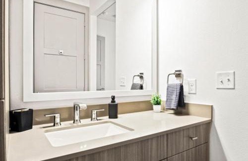 West Oak Hill Apartment | Luxurious New Unit 1Bd1BaPool, Golf Sim