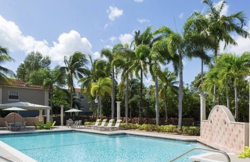 Pembroke Pines Apartment | Luxurious Oasis Villa Pines