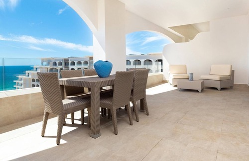 Santa Rosa Condo | Luxurious ocean front condo w/ hot tub, daily maid service, lazy river and more.
