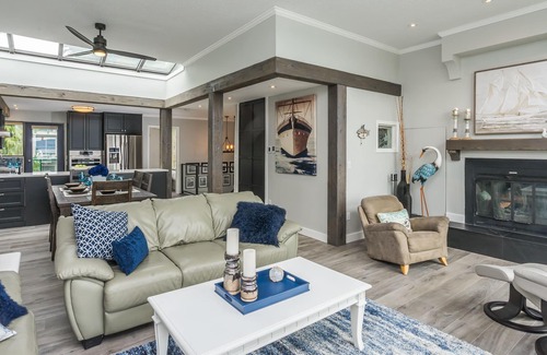 Yellow Point Condo | Luxurious Oceanfront Condo - panoramic ocean views - hot tub, pool and dock