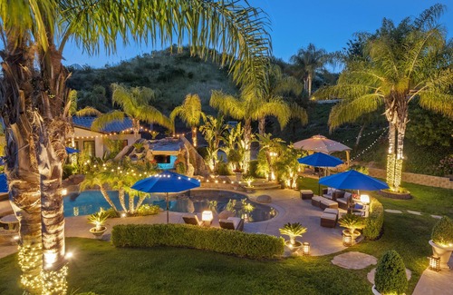Castaic House | Luxurious Pool Resort Style Gated Estate - sleeps 14 - 5 bedrooms 4.5 bath