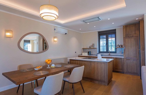Budva Municipality Villa | Luxurious Pool Side Villa by the sea