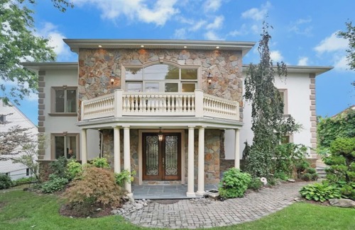 Teaneck House | Luxurious Private 6 bed Home 15 minutes from NYC