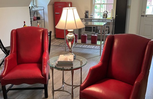 Port Perry Villa | Luxurious private stand-alone flat on a large property