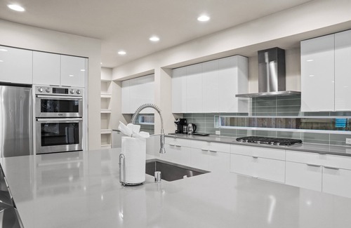 Port Orchard House | Luxurious residence beside golf course in exclusive upscale neighborhood