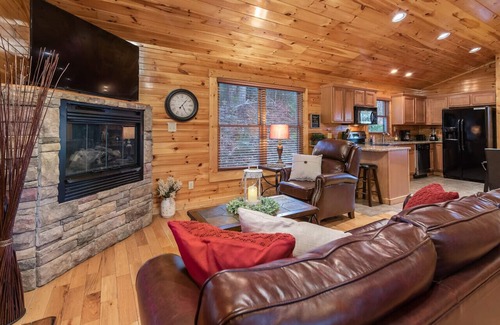 Hemlock Hills Cabin | Luxurious, Romantic, Cozy Cabin/Great Reviews/Close to Town/Clean/Hot tub!