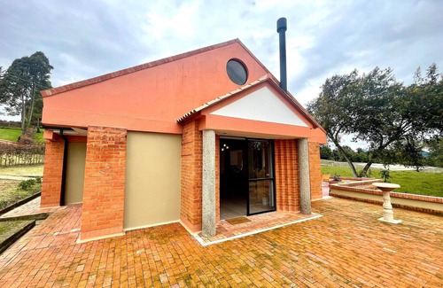 Choconta Cabin | Luxurious Sisga Dam Cabin TV Wifi Kitchen BBQ