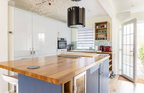 South Cerney Cabin | Luxurious South-Facing Lakeside Lodge