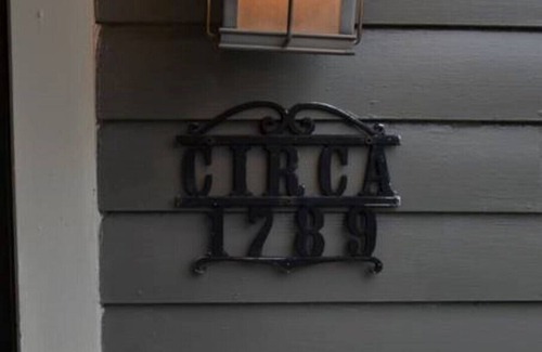Bardstown Apartment | Luxurious Suite w/Garden on Court Square Downtown