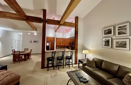 Ucluelet Condo | Luxurious Top Floor Villa with Sweeping Pacific Ocean - BBV