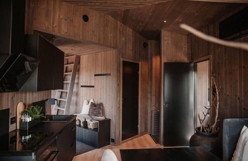 Iveland Cabin | Luxurious Tree Top Cabin by the Lake