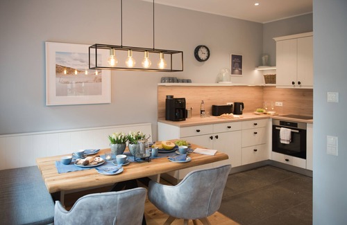 Friedeburg Apartment | Luxurious Ukena vacation apartment in the count's Karl-Georgs-Forst; dogs welcome