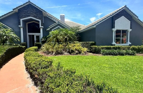Windermere House | Luxurious Vacation Home in Beautiful Windermere, 20 Min. to Disney & Universal!