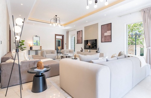 Emirates Hills Villa | Luxurious Villa with Private Pool, Game Lounge and Mins from Dubai Marina and JBR Beach, Emirates Hills by Deluxe Holiday Homes