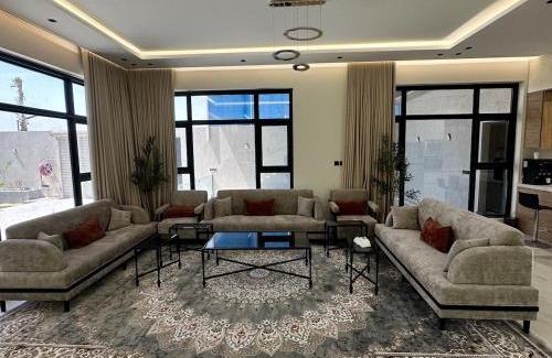 Al Qassim Ski Chalet | Luxurious villa with three bedrooms, cinema and swimming pool