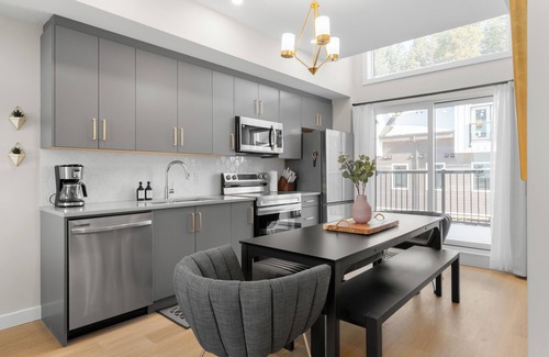 Harvie Heights House | Luxuriously Cozy 3-bedroom Townhouse in Harvey Heights - 2 min to Banff Gate