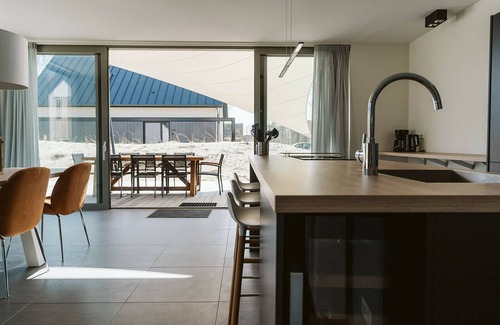 Ouddorp Resort | Luxuriously equipped with wood stove, wine cooler, and sun shower