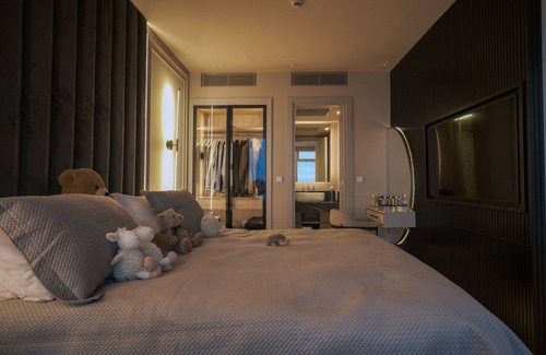 Sisli Apartment | LUXURIOUSLY FURNISHED, UNIQUELY DECORATED,WITH A BOSPHORUS VIEW, 1+1 APARTMENT.