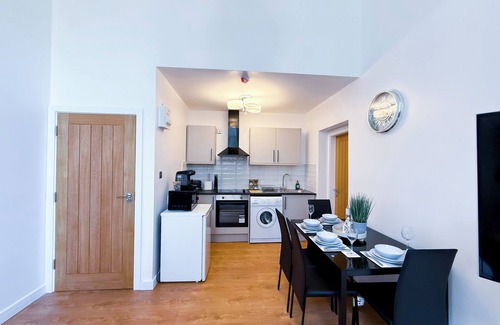 Pudsey Apartment | Luxury 1 bed apartment, sleeps 4, free parking.