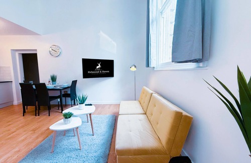 Pudsey Apartment | Luxury 1 bed apartment, sleeps 4, free parking.