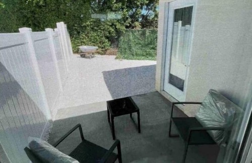 Agua Dulce House | Luxury 1 bedroom suit with patio and Laundry unit