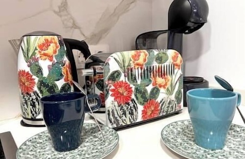 Las Campas y San Claudio Apartment | LUXURY: 10 pax Projector, Arcade Machine and Scooters