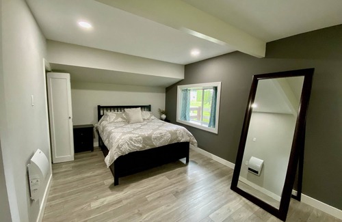 Newcastle House | Luxury 1400 sq ft apartment in quiet neighborhood