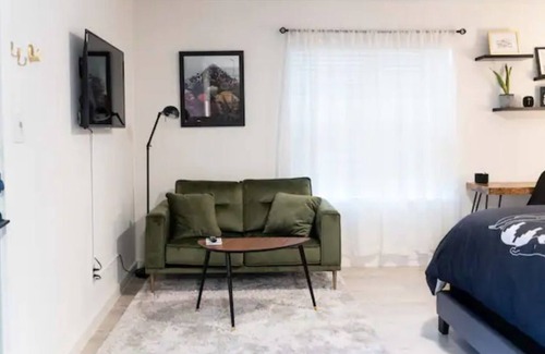 Travis Heights Apartment | Luxury 1BD studio SoCo/Downtown & Walking Trails