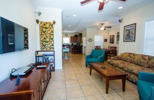 Key West House | Luxury 2/2 1/2 - FREE PARKING, WIFI, BIKES, BIG POOL, NEWLY RENOVATED