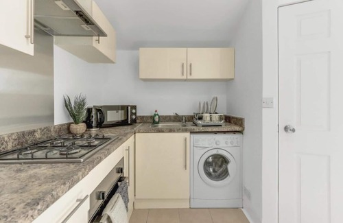 Tooting Apartment | Luxury 2 Bed Flat - 1 Min Walk to Tooting Broadway Metro Station