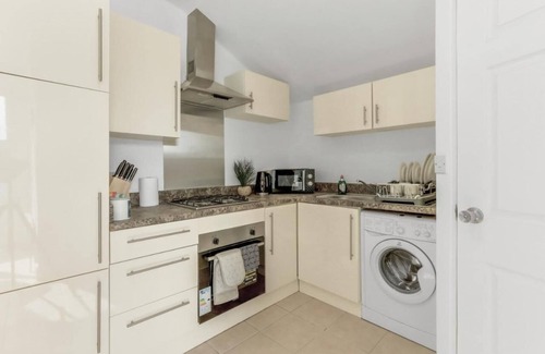 Tooting Apartment | Luxury 2 Bed Flat - 1 Min Walk to Tooting Broadway Metro Station