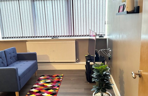 Dudley Apartment | Luxury 2 bed flat with a kitchen and its family friendly too!