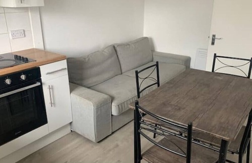 Clementswood Condo | Luxury 2 Bedroom Flat Near Rail Station in London